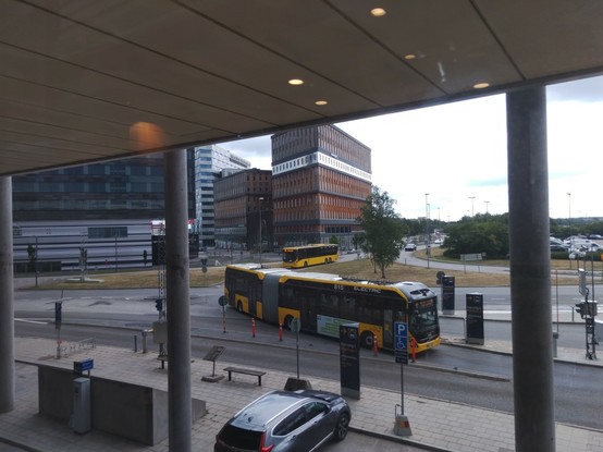 Zwei Flughafen-Shuttlebusse Arlanda am Busbahnhof.