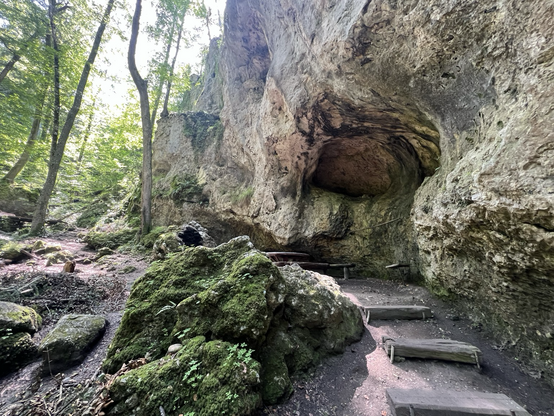 Felsen mit Höhlen