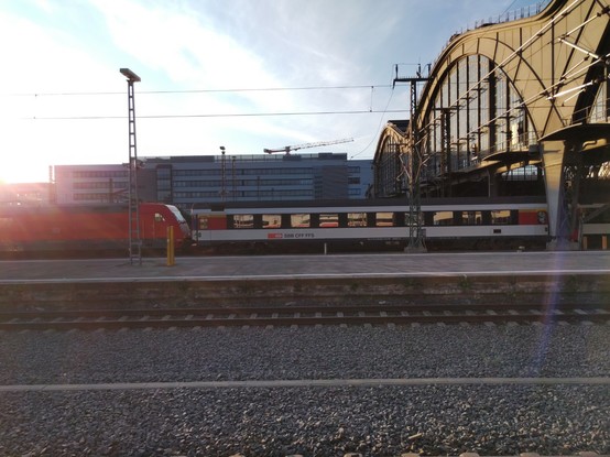 Nachtzug nach Berlin mit SBB-1.-Klasse-Wagen, welcher ebenfalls mit unserem Zug gekommen war, einige Gleise weiter in Leipzig Hauptbahnhof.