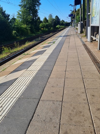 Bahnsteig zwischen Celle und Hannover. 