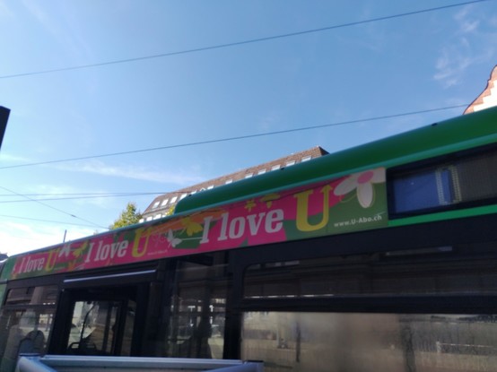 Alte TNW-Werbung für das Basler U-Abo auf dem Bus.