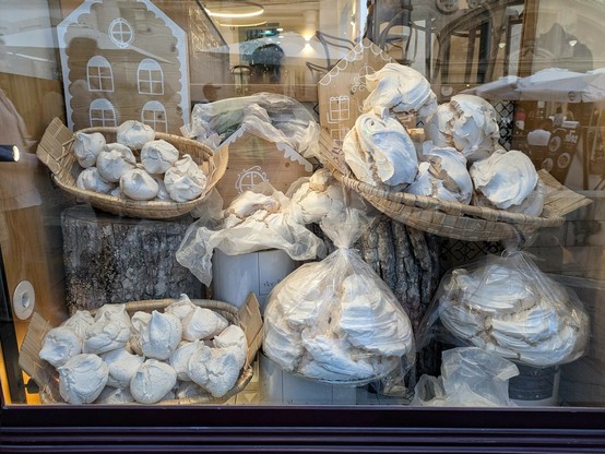 in einem Schaufenster sind Baiserteile in Durchmessern von ca 7 - 25 cm ausgestellt 