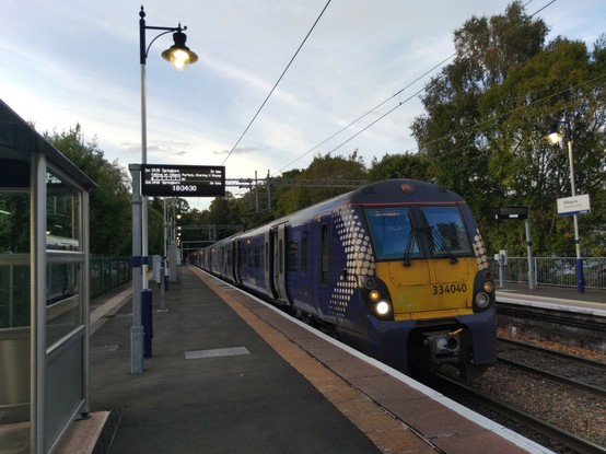 ScotRail-Zug im Bahnhof Milngavie.