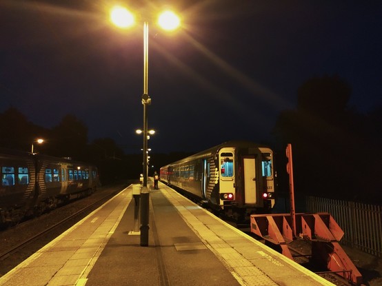 ScotRail-Zug bei Nacht in Anniesland.