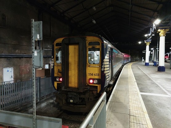 ScotRail-Zug im Bahnhof Glasgow Queen Street.