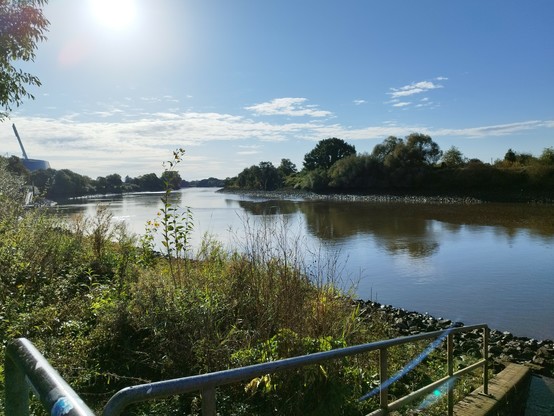 Der Weserbogen, links ist ein Flutlichtturm des Weser Stadions zu sehen. Das Wasser ist sehr glatt.