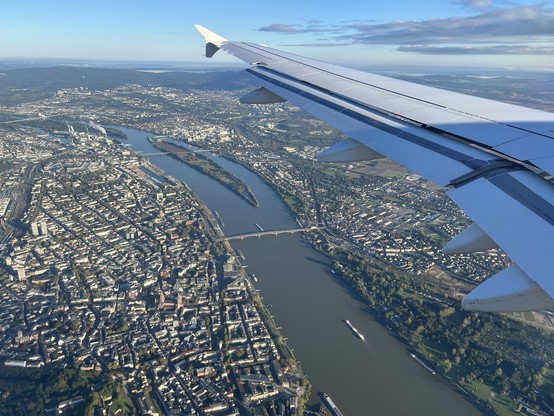 Landeanflug auf Frankfurt aus dem Flieger. Man sieht Frankfurt und den Main, der gerade überflogen wird. 