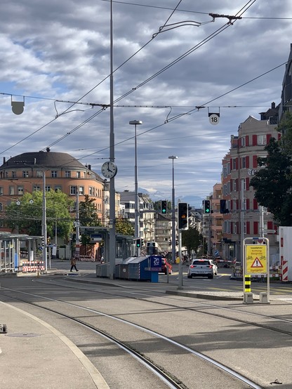 Am Schaffhauserplatz fährt offenbar immer mal wieder ein Velofahrer in die Baugrube des Tramgeleises.