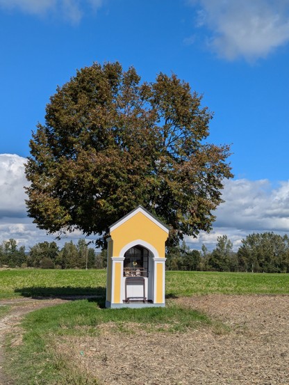 Kapelle vor einem Baum