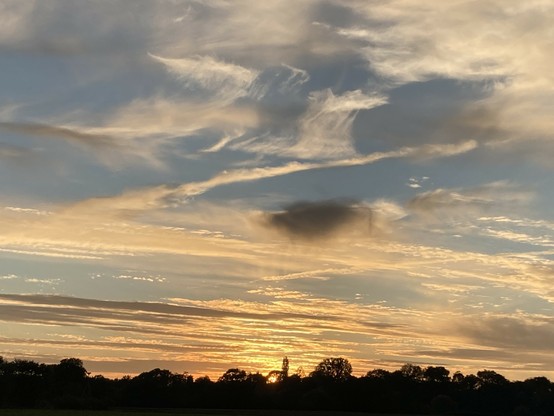 Orange Wolken im Sonnenuntergang.