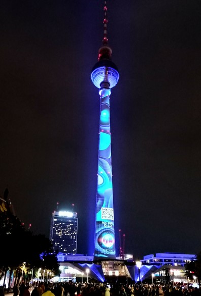 Der Berliner Fernsehturm bei Nacht. Angeleuchtet mit einem bunten Muster