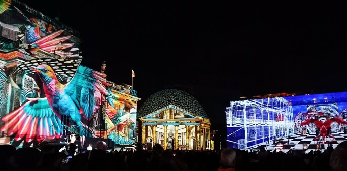 Berliner Staatsoper, Hedwigskathedrale und Hotel de Rome, alles mit bunten bildern angeleuchtet