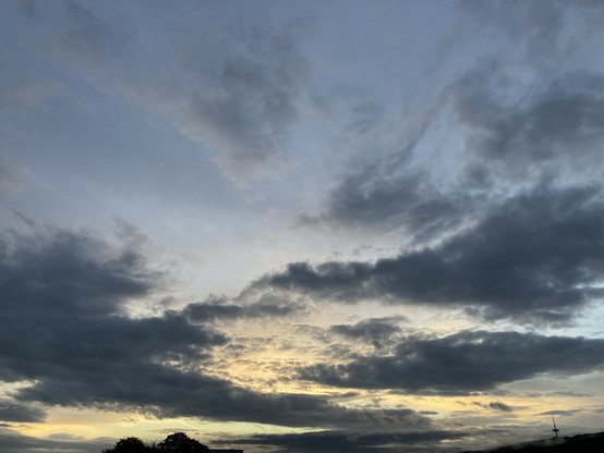 Sonnenaufgang hinter dunklen Wolken.