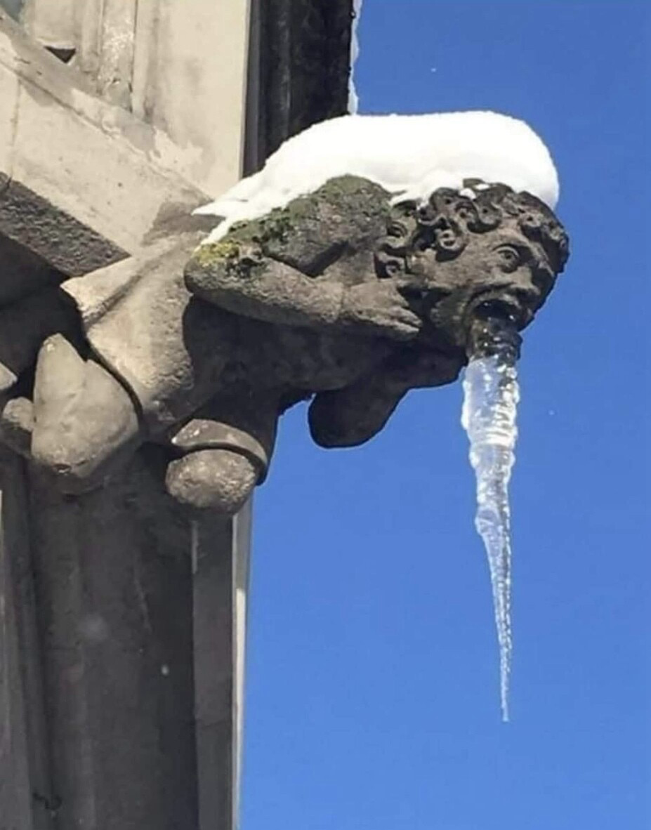 Eiszapfen an einer kirchlichen Freske