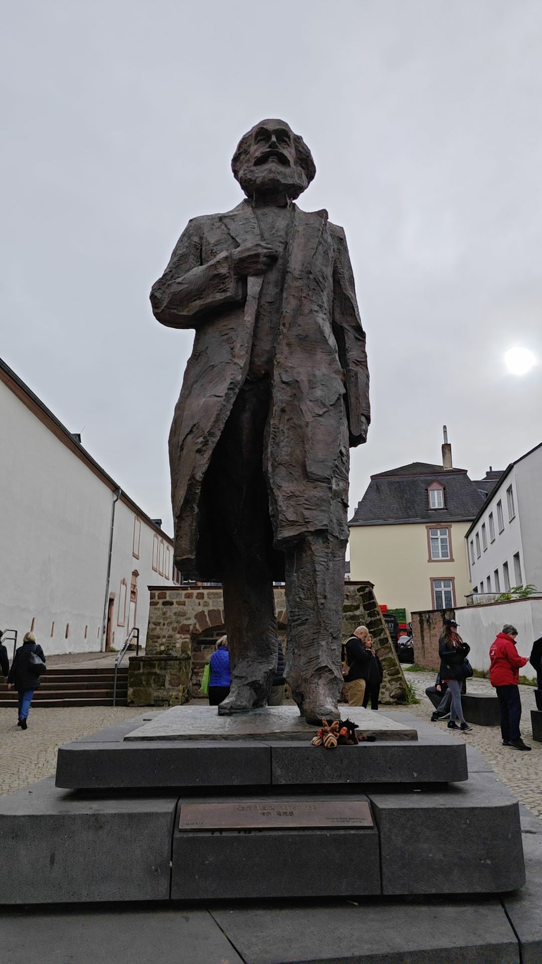 Karl Marx Statue in Trier, an seinem linken Fuß zwei Perlsacktiere. Karl Marx Statue in Trier, an seinem linken Fuß zwei Perlsacktiere.
