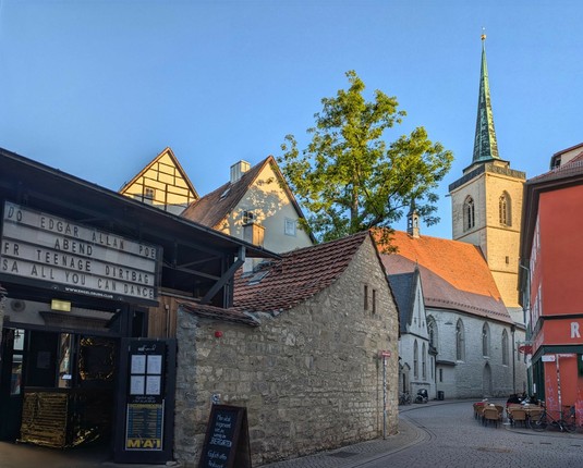 Blick in eine Gasse entlang der Engelsburg in der Altstadt 