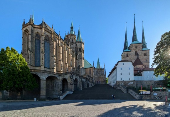 Dom und Severikirche vom Domplatz aus 