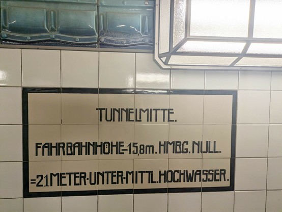 Infotafel im alten Elbtunnel nFahrbahnhöhe: -15 m über Normal Null und -21m über mittlerem Hochwasser 