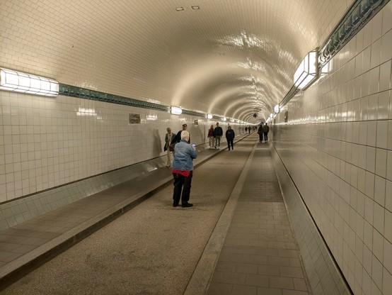 der alte Elbtunnel, wieder renoviert und mit Fußgängern und Radfahrern