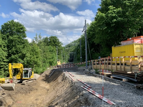 Das Trassee der Üetlibergbahn wird ab Triemli seit einer Woche komplett erneuert. Blick auf gelbe Baugeräte, die Schienen sind bereits entfernt