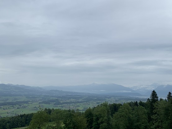 Blick vm Pfannenstiel Richtung Atzmännig und Speer. Es ist komplett bedeckt und es nieselt leicht.