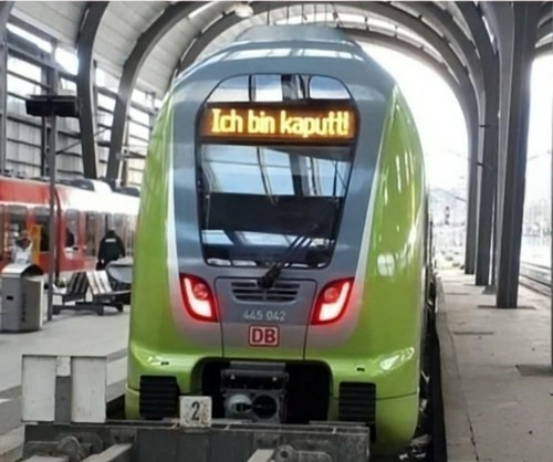 Ein Triebwagen der DB mit der Aufschrift in LED "ich bin kaputt".