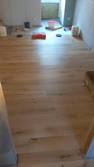 Ein kleines Zimmer. Der Estrichboden ist sichtbar, fasst der gesamte Bodens ist mit Holzdielen belegt.