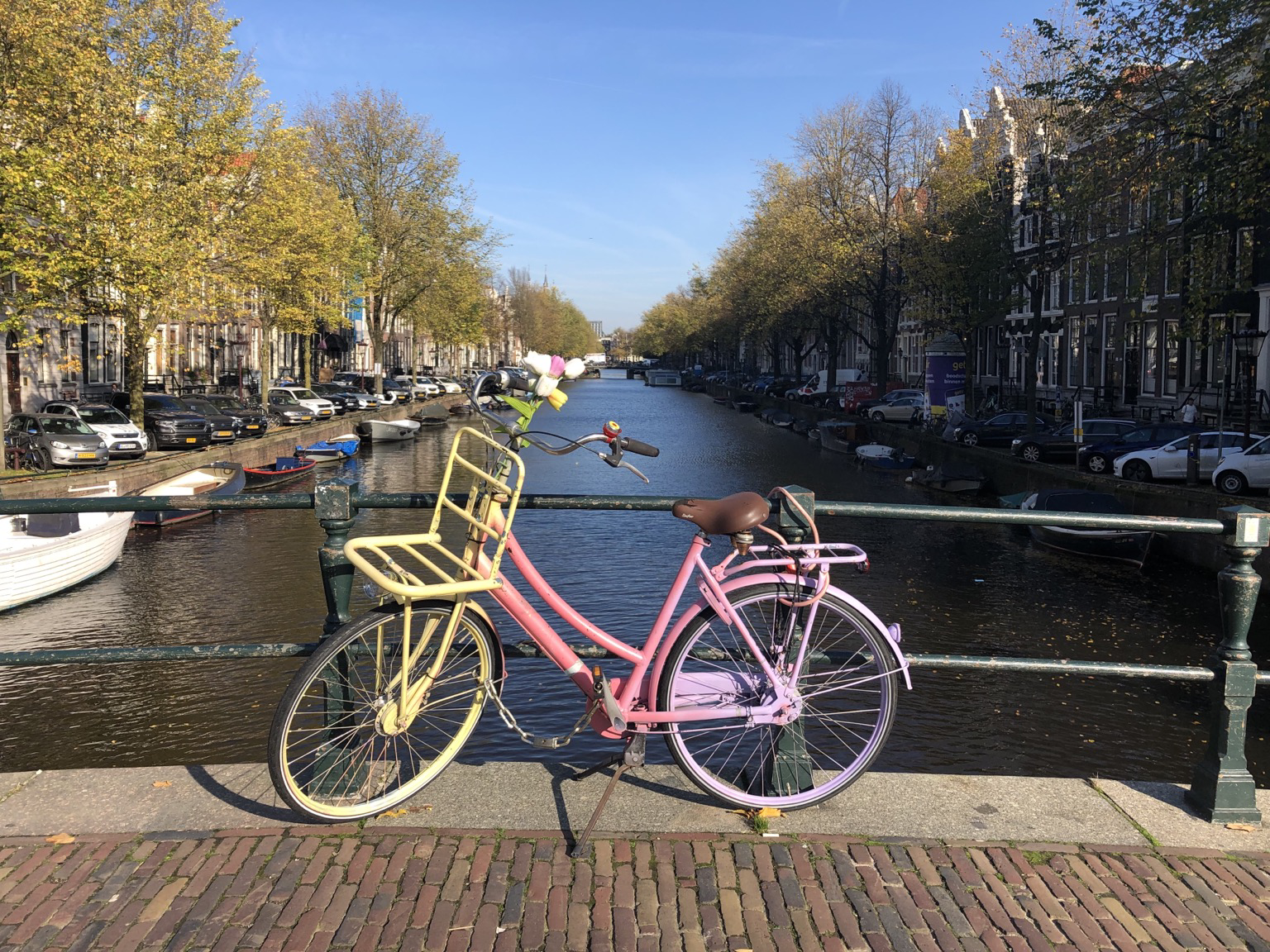 Bunt bemaltes Fahrrad auf einer Brücke in Amsterdam 
