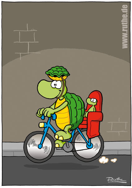 Auf der Straße. Eine erwachsene Schildkröte fährt Fahrrad. Hinter ihr, auf dem Kindersitz, hockt eine irritiert guckend kleine Schildkröte, sie ist nackt. Die erwachsene Schildkröte trägt den Kinder-Schildkrötenpanzer als Helm. 