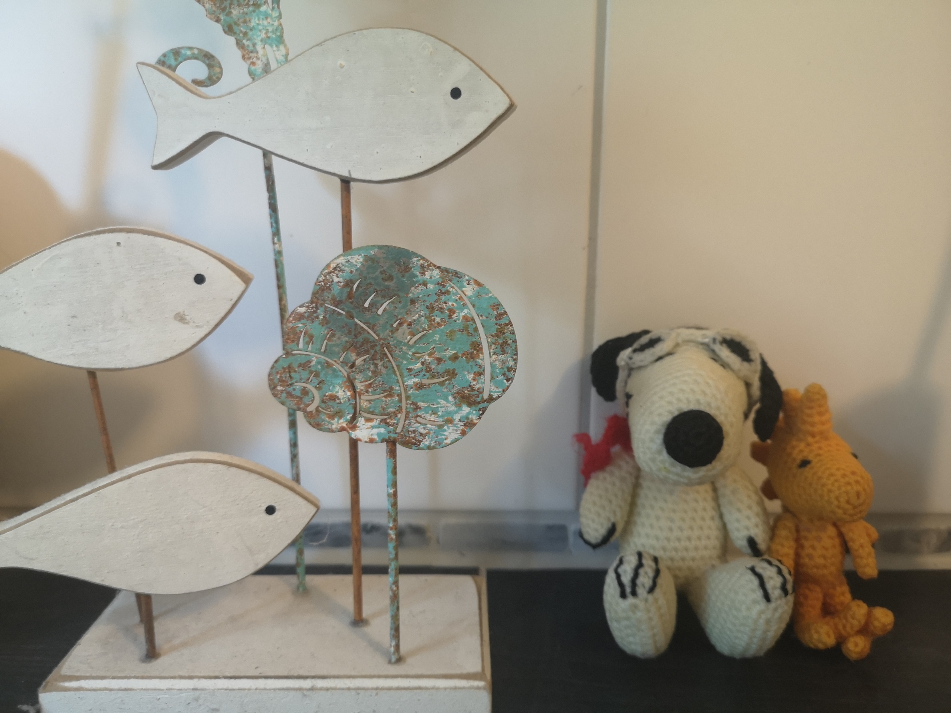 Nach dem Waschen sitzen Snoopy und Woodstock nass zum Trocknen auf einem Bord im Bad. Nach dem Waschen sitzen Snoopy und Woodstock nass zum Trocknen auf einem Bord im Bad.