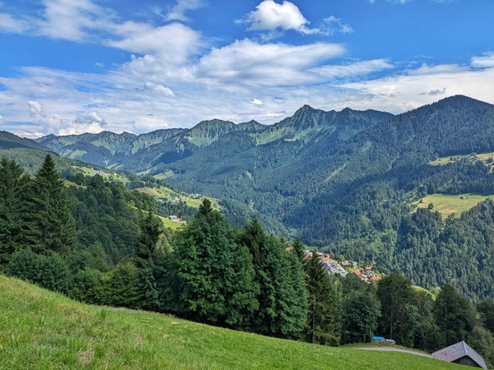 Blick in Richtung Osten auf den gegenüber liegenden Bergzug. Bis zum Gipfel alles grün. Entweder Bäume oder Wiesen