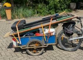 Fahrradanhänger gepackt mit Biertischgarnitur und mehr.