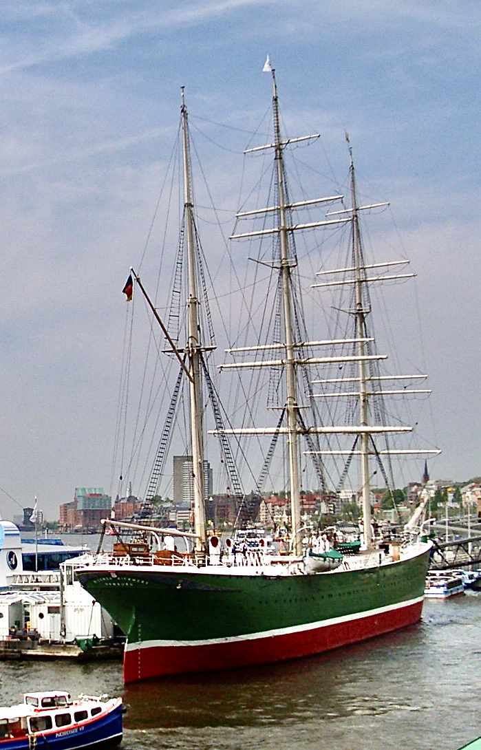 Ein Segelschiff mit grün roten Rumpf liegt im Hamburger Hafen Ein Segelschiff mit grün roten Rumpf liegt im Hamburger Hafen