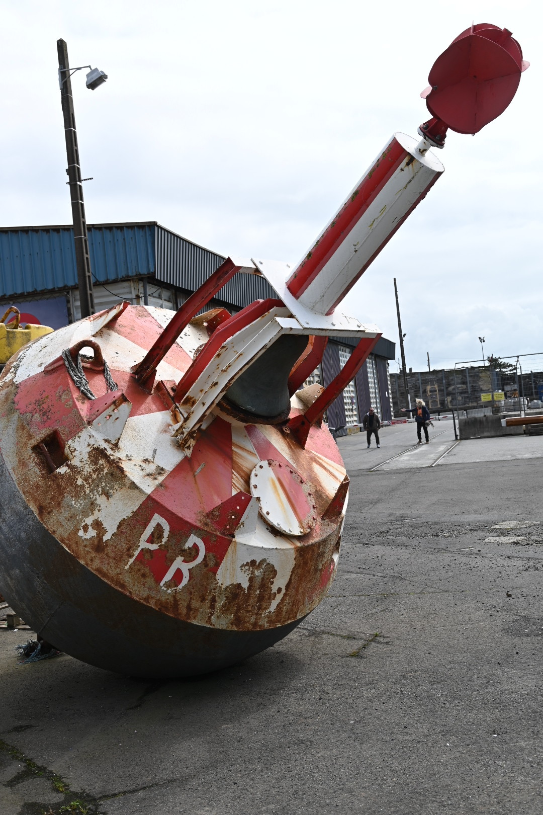Tonne zur Kennzeichnung der Fahrrinnen im Hafen zur Ünerholung Tonne zur Kennzeichnung der Fahrrinnen im Hafen zur Ünerholung