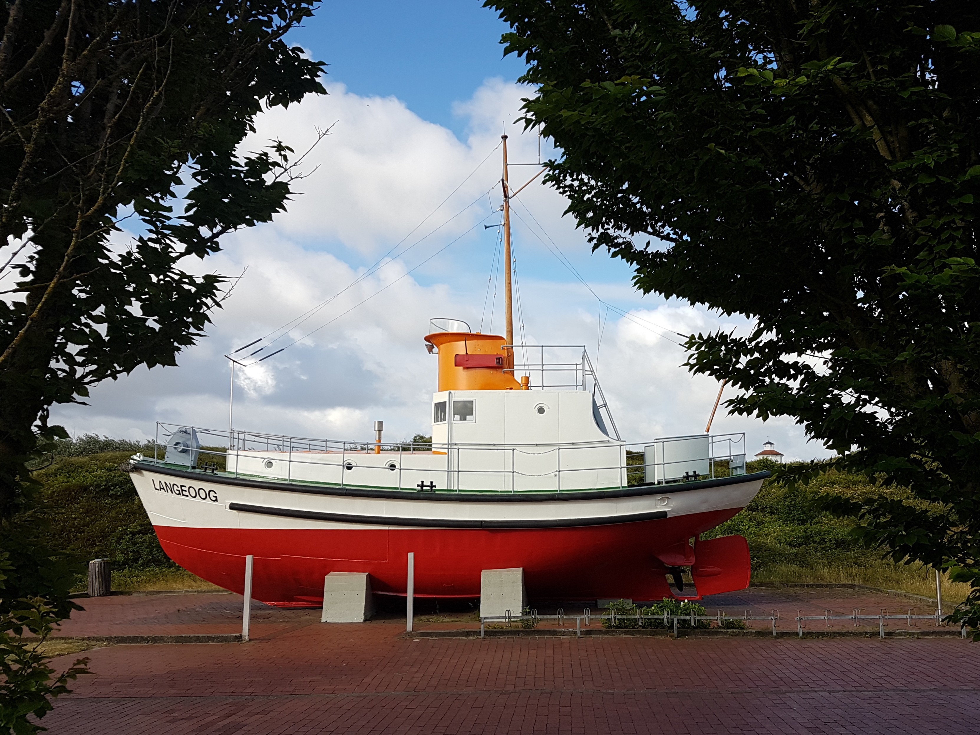 Ehemaliges Motorrettungsboot Langeoog, steht nun auf Langeoog und kann besichtigt werden. Ehemaliges Motorrettungsboot Langeoog, steht nun auf Langeoog und kann besichtigt werden.