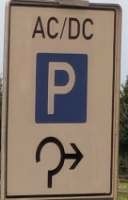 Schild mit P auf blau und einem Richtungspfeil, der aus einem Kreisel zeigt mit der Überschrift AC/DC