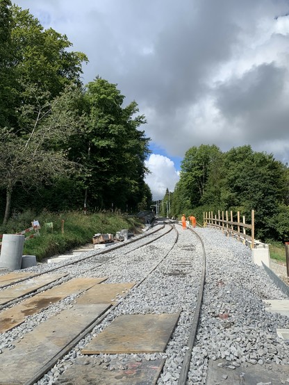 Blick bergwärts vom Bahnübergang.