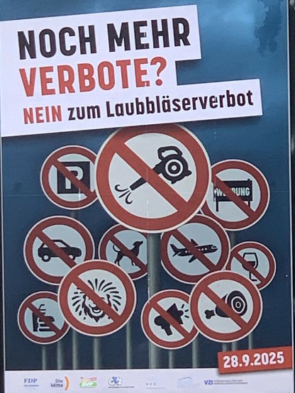 Abstimmungsplakat mit Claim „Noch mehr Verbote“ und einer Auswahl stilisierter Verbotsschilder. Sie beziehen sich auf den Kern der Vorlage Laubbläser, sowie Parkplätze, Werbung, Auto, Hund, Flugzeug, Alkohol. Nicht ganz offensichtlich sind Fastfood (oder deren Verpackung?), ein Löwe (Zürifest?), ein Megaphon (Lärm oder Demos?), ein Schinken (Fleisch?).