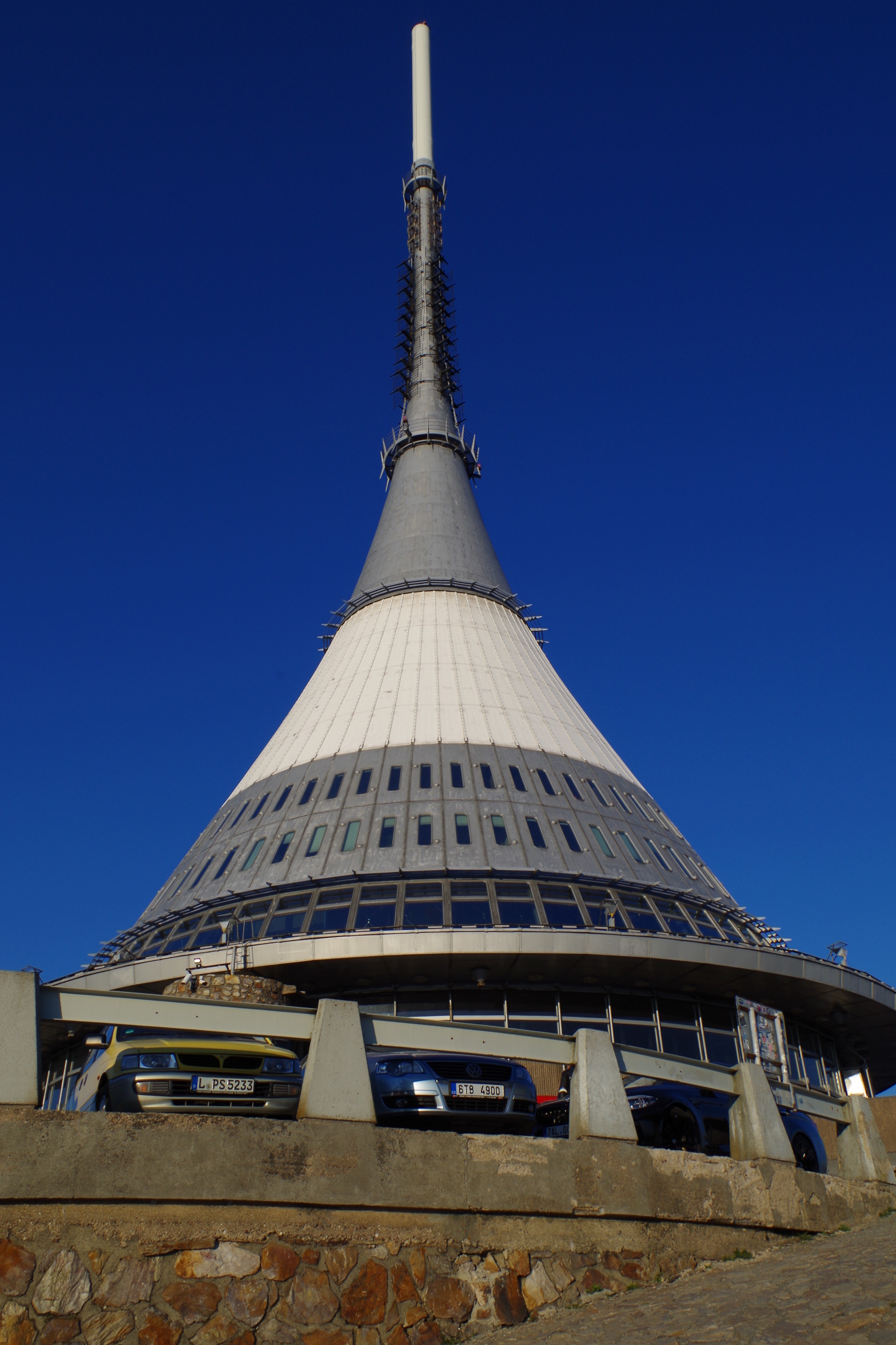 Das Bild zeigt ein raketenförmig, spitz zulaufendes Gebäude vor strahlend blauem Himmel Das Bild zeigt ein raketenförmig, spitz zulaufendes Gebäude vor strahlend blauem Himmel