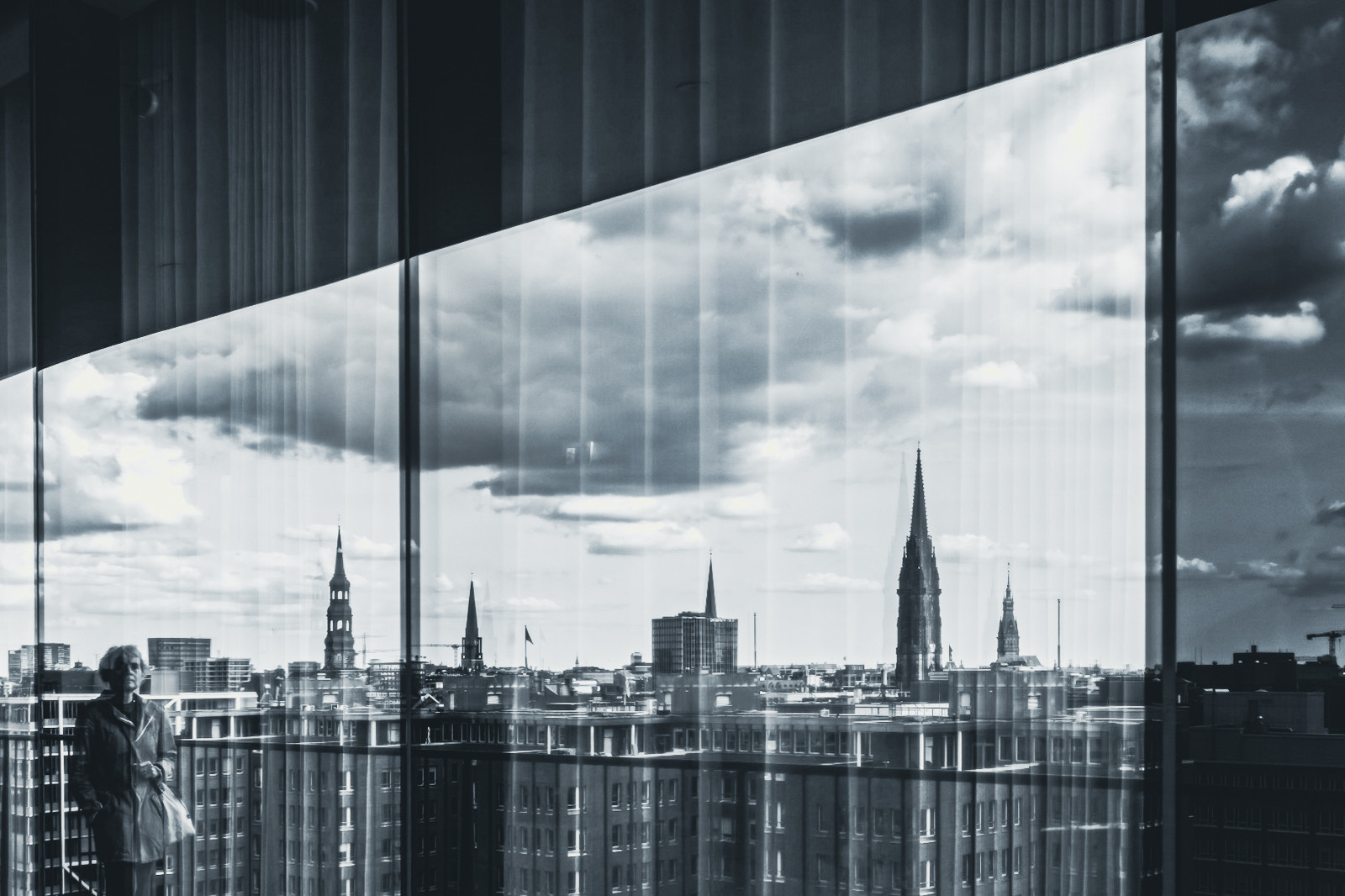 Blick aus einem Fenster der Elbphilharmonie auf Hamburg
Die Gardinen teilen die Sicht in vertikale Streifen Blick aus einem Fenster der Elbphilharmonie auf Hamburg
Die Gardinen teilen die Sicht in vertikale Streifen