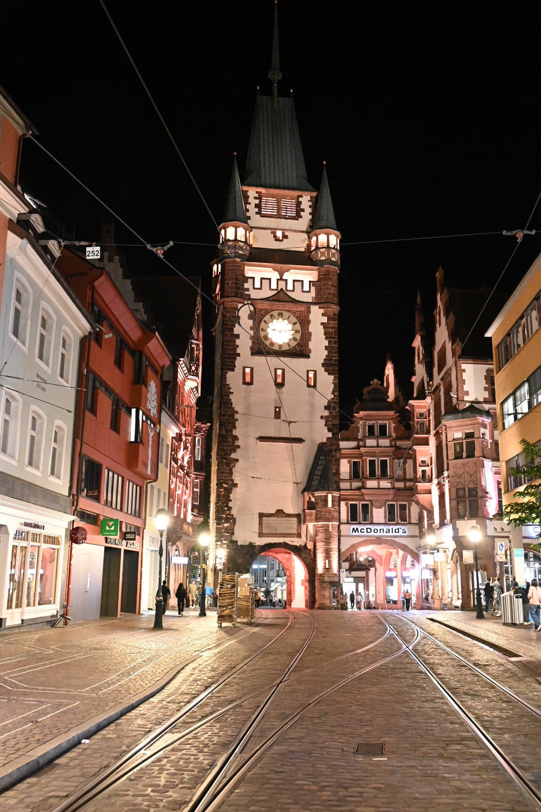 Der weltbekannte Freiburger Torturm in nächtlicher Beleuchtung.
Für die Leuchtreklame von Mc Donalds bin ich nicht verantwortlich. Der weltbekannte Freiburger Torturm in nächtlicher Beleuchtung.
Für die Leuchtreklame von Mc Donalds bin ich nicht verantwortlich.