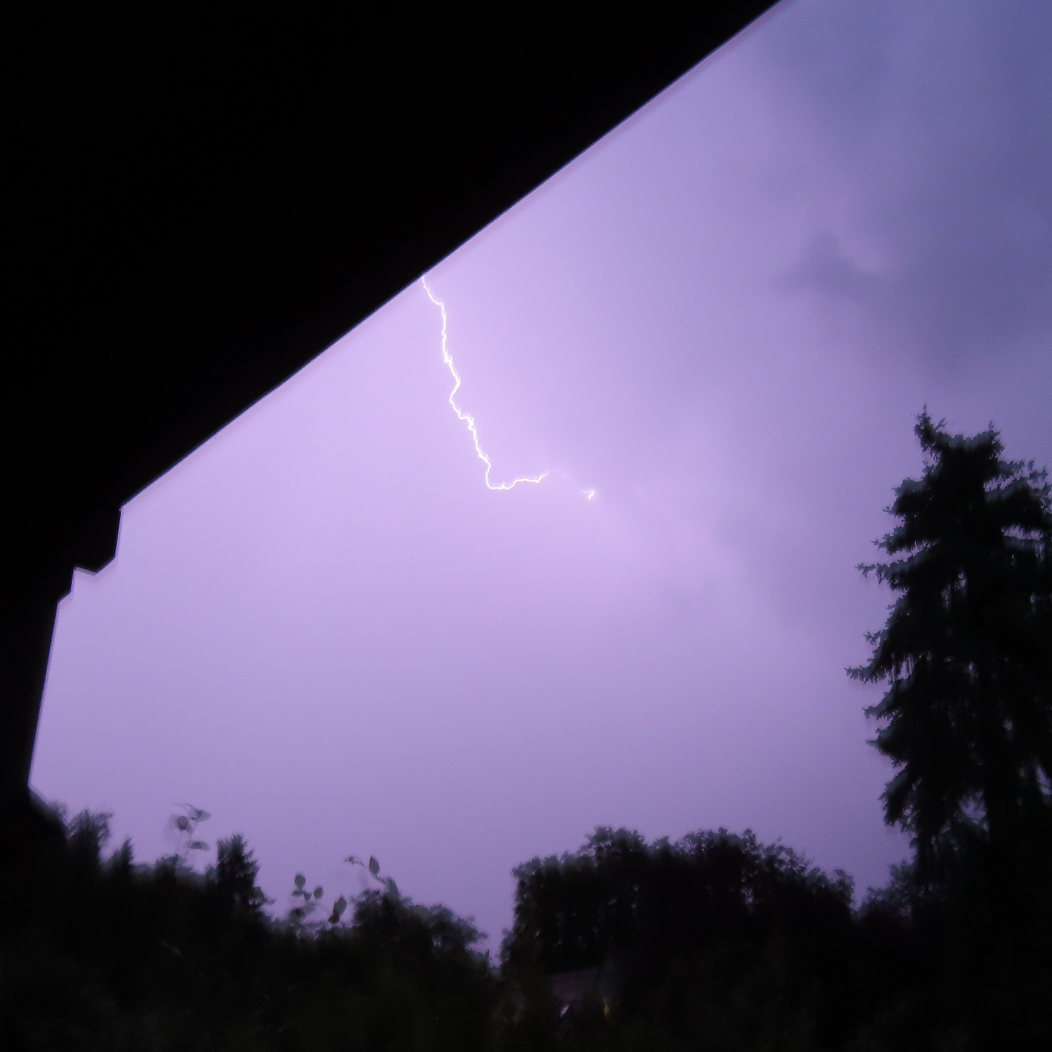Ein gezackter Blitz in lila Himmel Ein gezackter Blitz in lila Himmel