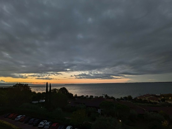 Wolken und Wasser und ein heller leicht farbiger Streifen dazwischen