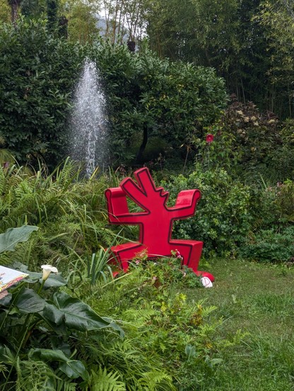 ein roter Hund als Kunstwerk von Keith Haring