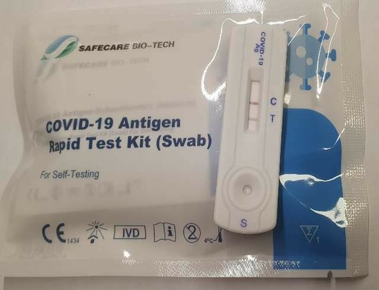 Ein COVID-19 Antigen Rapid Test Kit (Swab) der Firma SAFECARE BIO-TECH.
Blaue Streifen bei den  Markierungen C und T.