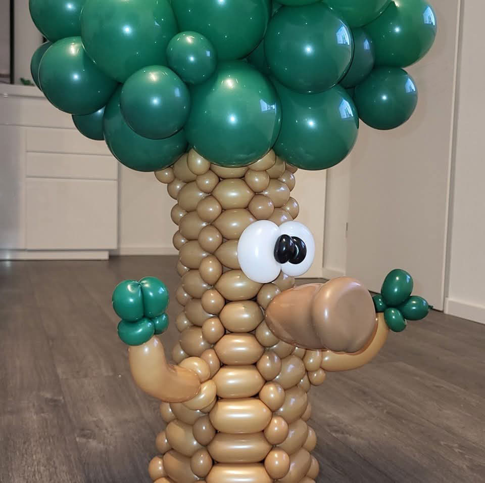 Ein Ruthe-Baum, geformt aus Luftballons. 