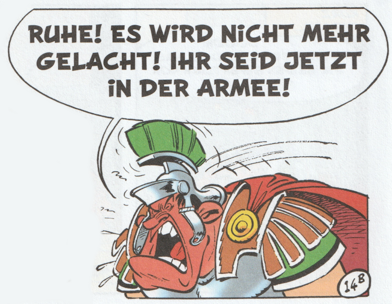 Ein Zenturio steht wütend brüllend im Bild. Er trägt einen silbernen Helm mit grünem Helmbusch, einen roten Umhang und eine Rüstung mit goldenen und ledernen Elementen. Sein Gesicht ist knallrot vor Zorn, der Mund weit aufgerissen, die Zähne sichtbar. Der Ausdruck ist extrem übertrieben, mit hervortretenden Adern und gezeichneten „Zittern-Linien“, die seine Lautstärke unterstreichen. In einer großen Sprechblase über ihm steht: „RUHE! ES WIRD NICHT MEHR GELACHT! IHR SEID JETZT IN DER ARMEE!“