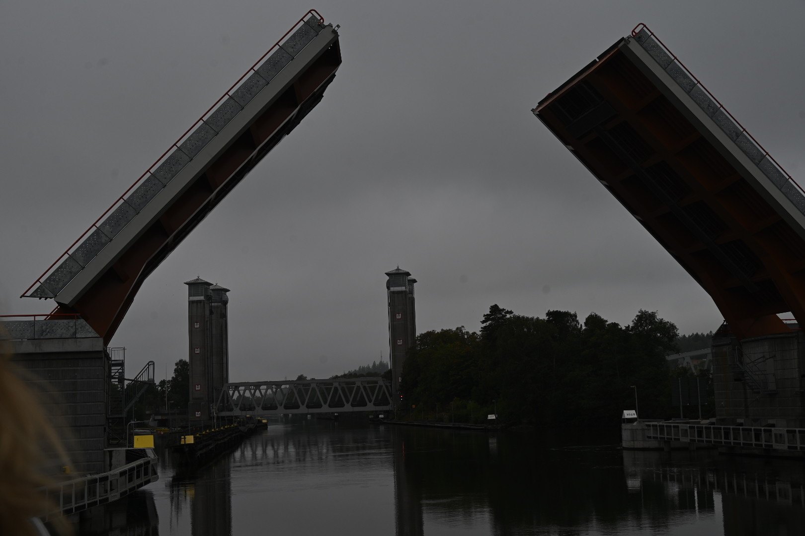 Kurz hintereinander queren zwei Brücken den Kanal, die vordere eine zweigeteilte Brücke mit Klapptechnik, die hintere eine Hubbrücke zwischen Pylonen. 