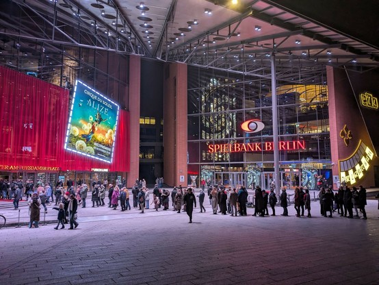 Schlange von Personen vor dem Theater am Marlene-Dietrich Platz