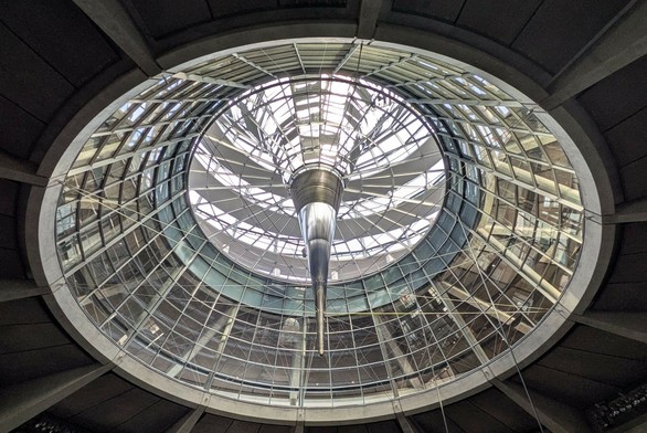 Blick von unten in die Kuppel über dem Reichstagsgebäude